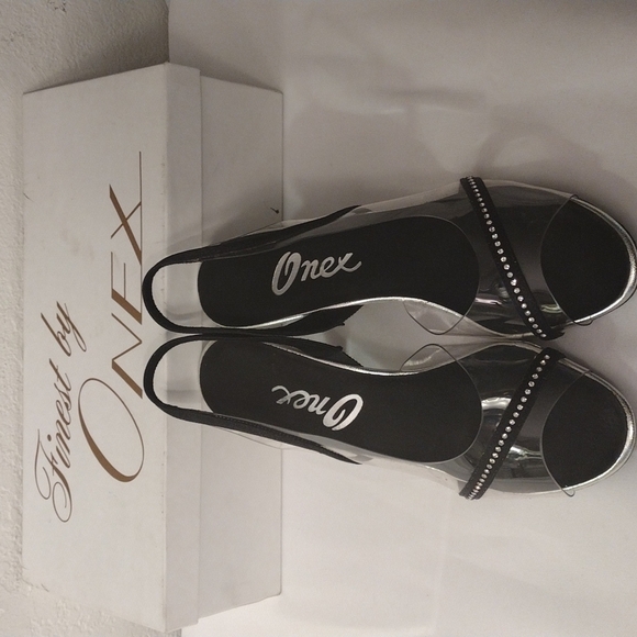 Finest NWT By Onex Sparkle Heels Size 7 - Picture 1 of 10